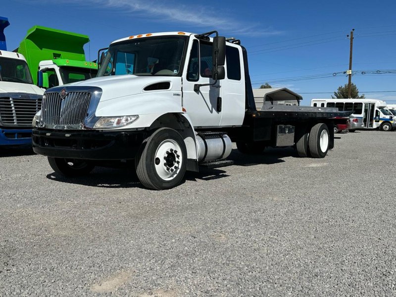 Camión grúa con plataforma