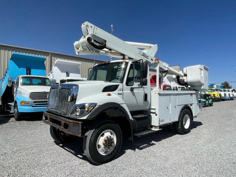 Camion con canastilla