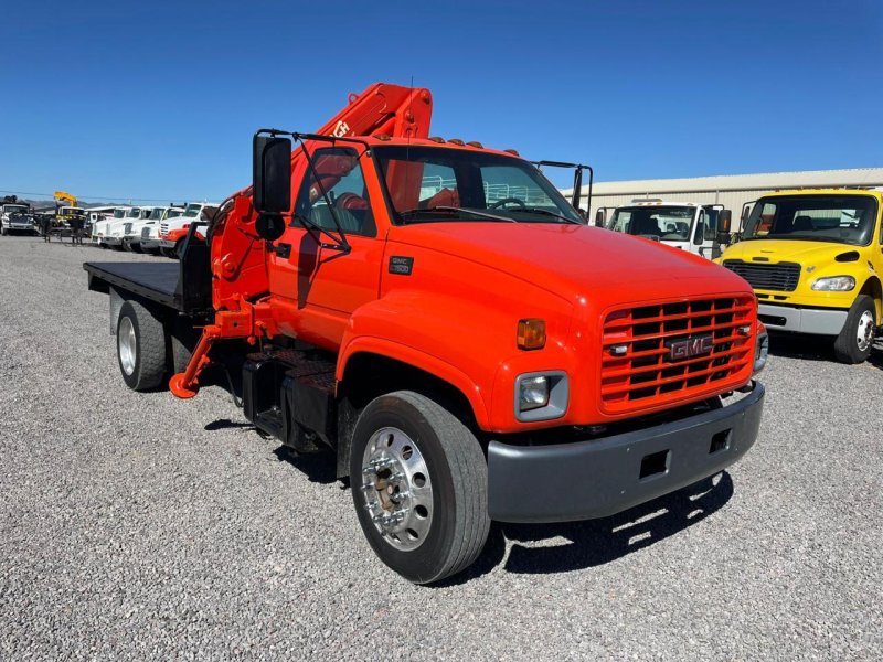 Camion con grúa articulada